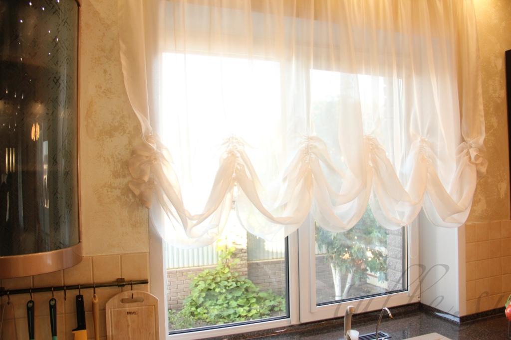 Австрийская штора на кухонном окне, загородный дом