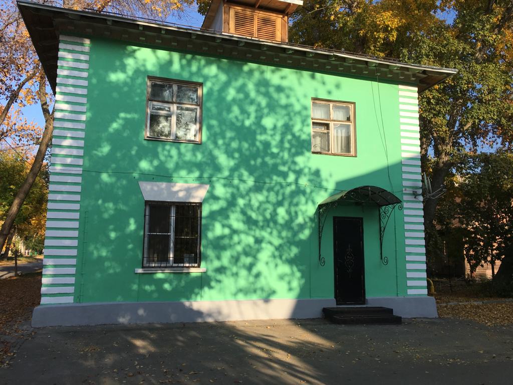 Фасад и вход, г. Самара, ул. Чернореченская, 5. Шторы tulle.su