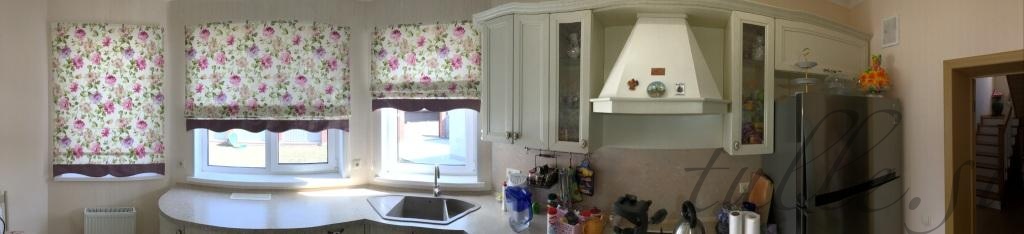 Римская штора с красивыми яркими цветами на кухне над мойкой