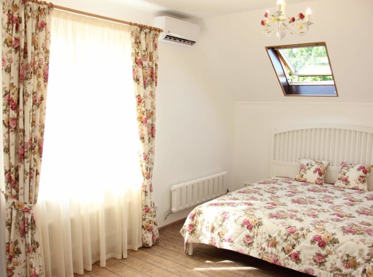 шторы в стиле прованс, покрывало и подушки в спальне